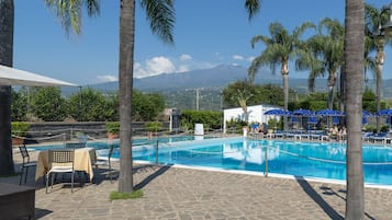 2 piscinas externas, guarda-sóis, espreguiçadeiras