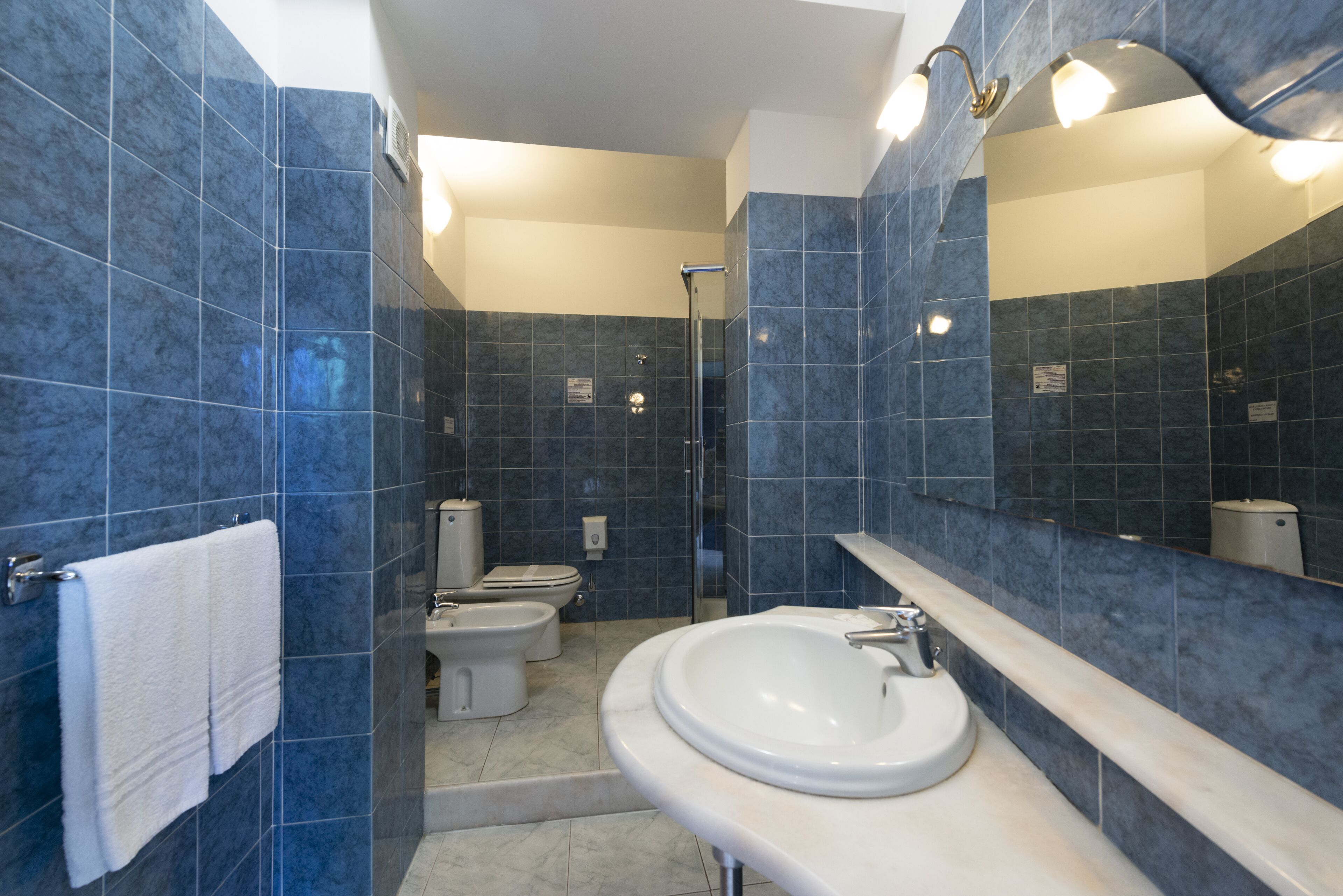 shower, rainfall showerhead, free toiletries, hair dryer