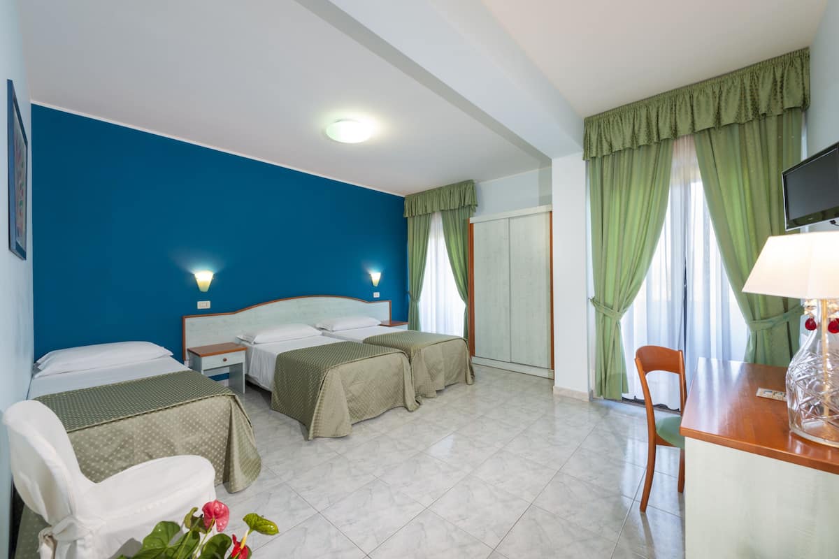 triple room | premium bedding, minibar, in-room safe, desk