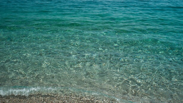A clear view of a beach with shallow water and a rocky shoreline. - Atlantis Palace Hotel (Mascali)