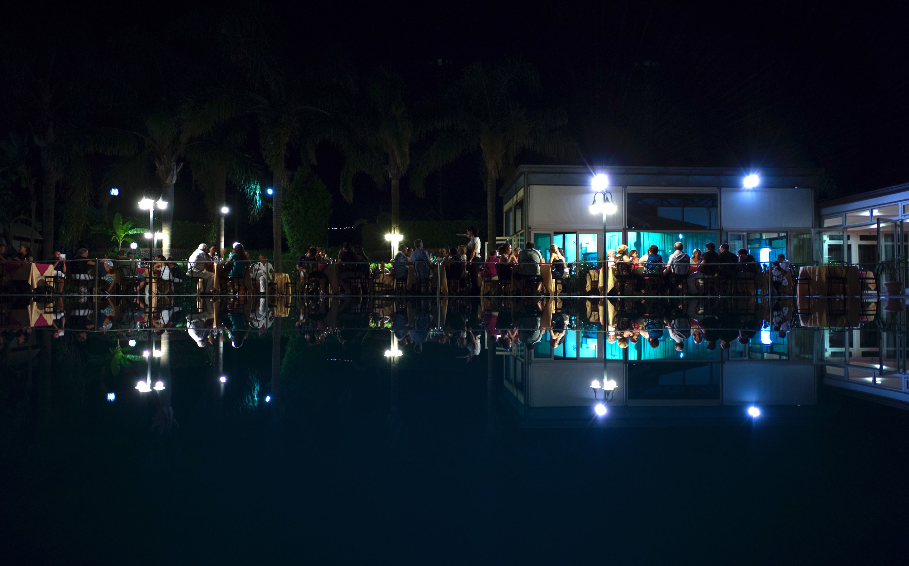 2 restaurants, breakfast served