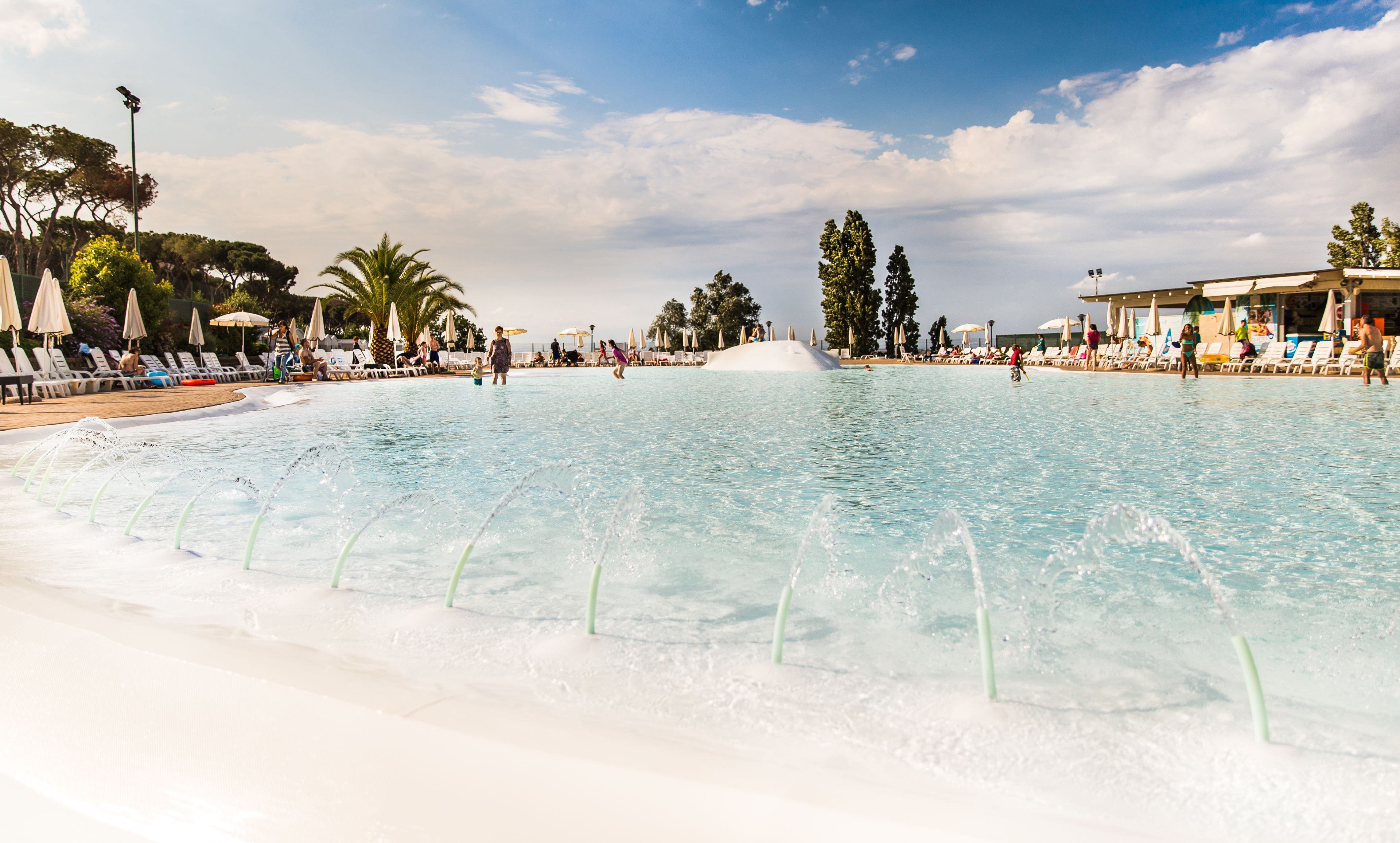 Hồ bơi ngoài trời phục vụ theo mùa 