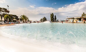 Seasonal outdoor pool - Fabulous Village (Rome)