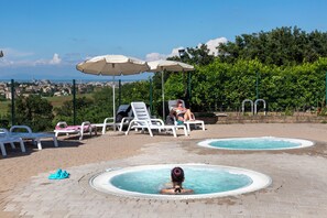 Tina de hidromasaje al aire libre