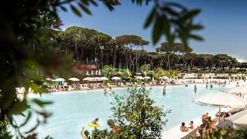 Una piscina al aire libre de temporada