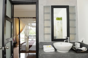 Chambre Deluxe, 1 très grand lit, balcon, vue piscine | Lavabo de la salle de bain