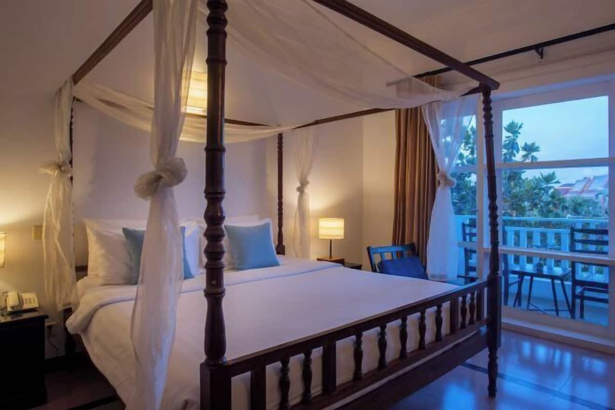 Premium bedding, pillowtop beds, minibar, in-room safe