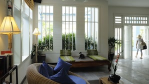 Lobby sitting area - Amber Angkor Villa Hotel & Spa (Siem Reap)
