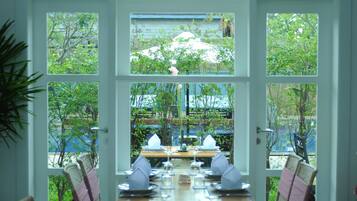 Free daily English breakfast
