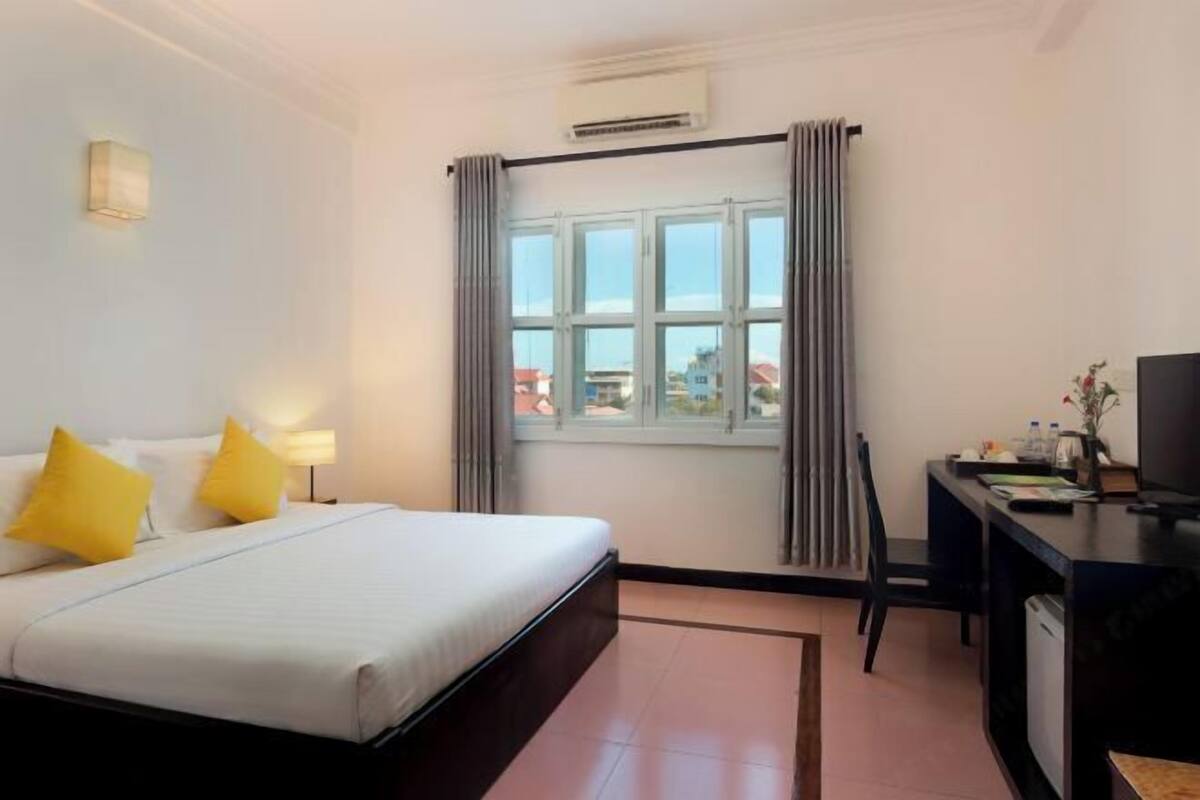 Premium bedding, pillowtop beds, minibar, in-room safe