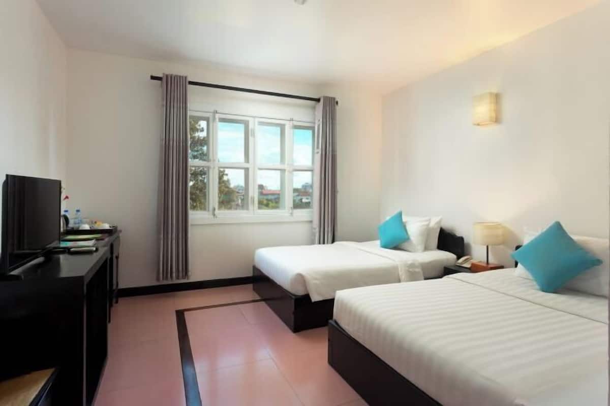Premium bedding, pillowtop beds, minibar, in-room safe
