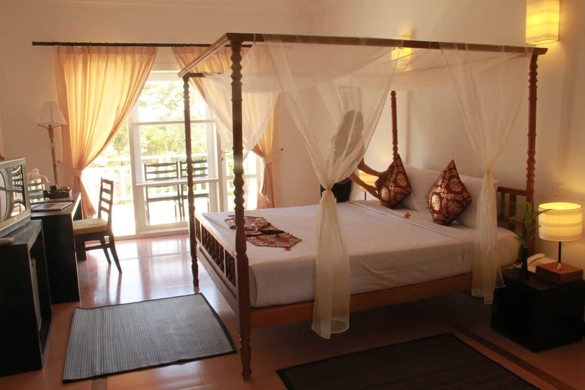 Deluxe Room, 1 King Bed, Balcony, Pool View | Premium bedding, pillowtop beds, minibar, in-room safe