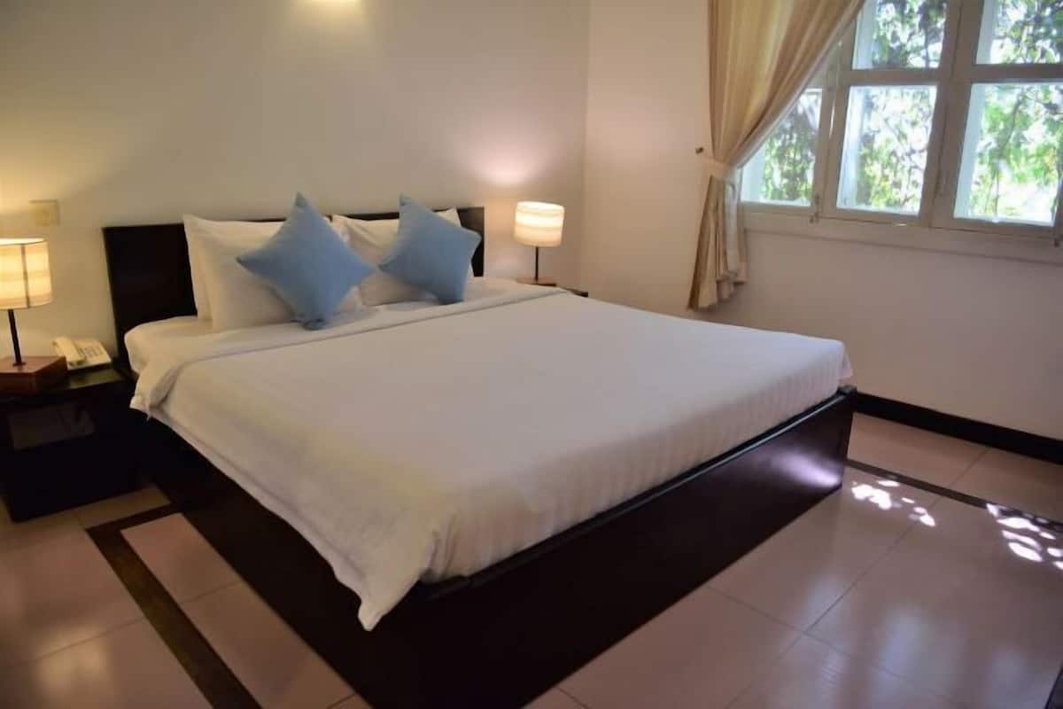 Premium bedding, pillowtop beds, minibar, in-room safe