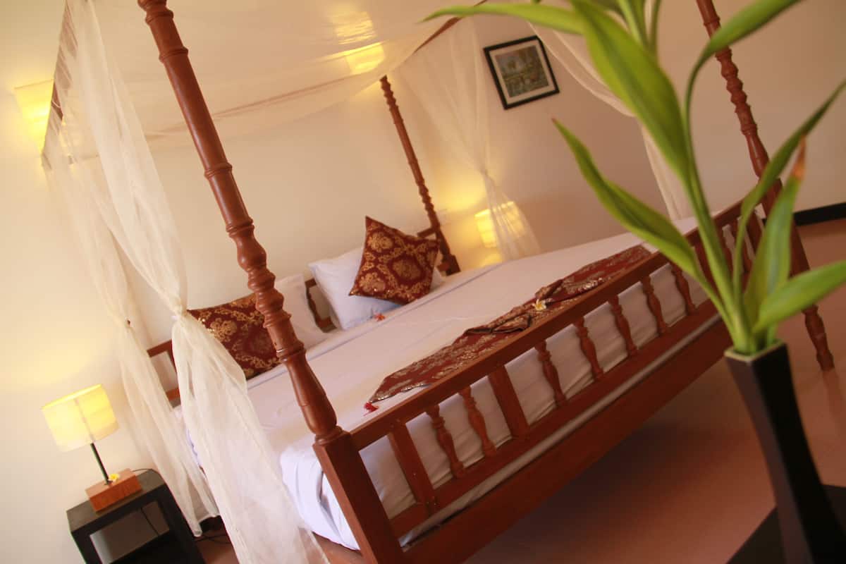 Deluxe Room, 1 King Bed, Balcony, City View | Premium bedding, pillowtop beds, minibar, in-room safe