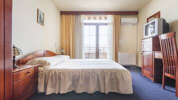 Habitación doble, balcón, vistas al mar | Minibar, caja fuerte, escritorio y cortinas opacas