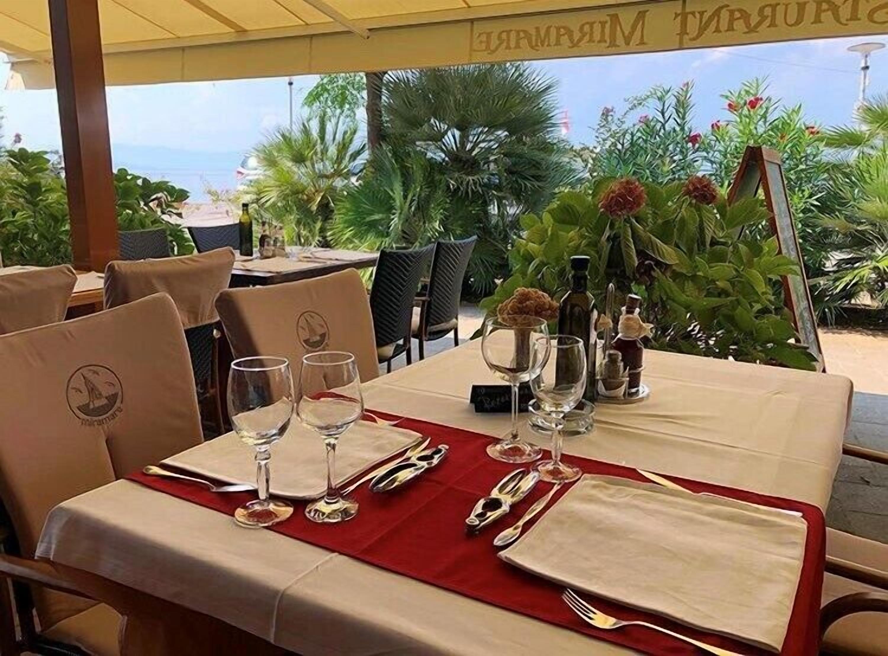 Cocina mediterránea con vista a la playa 