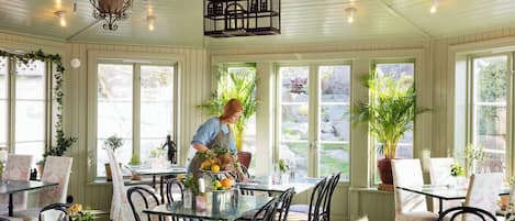 Frühstück, Blick auf den Garten