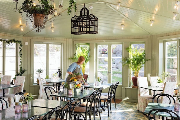 Se sirven desayunos, con vista al jardín