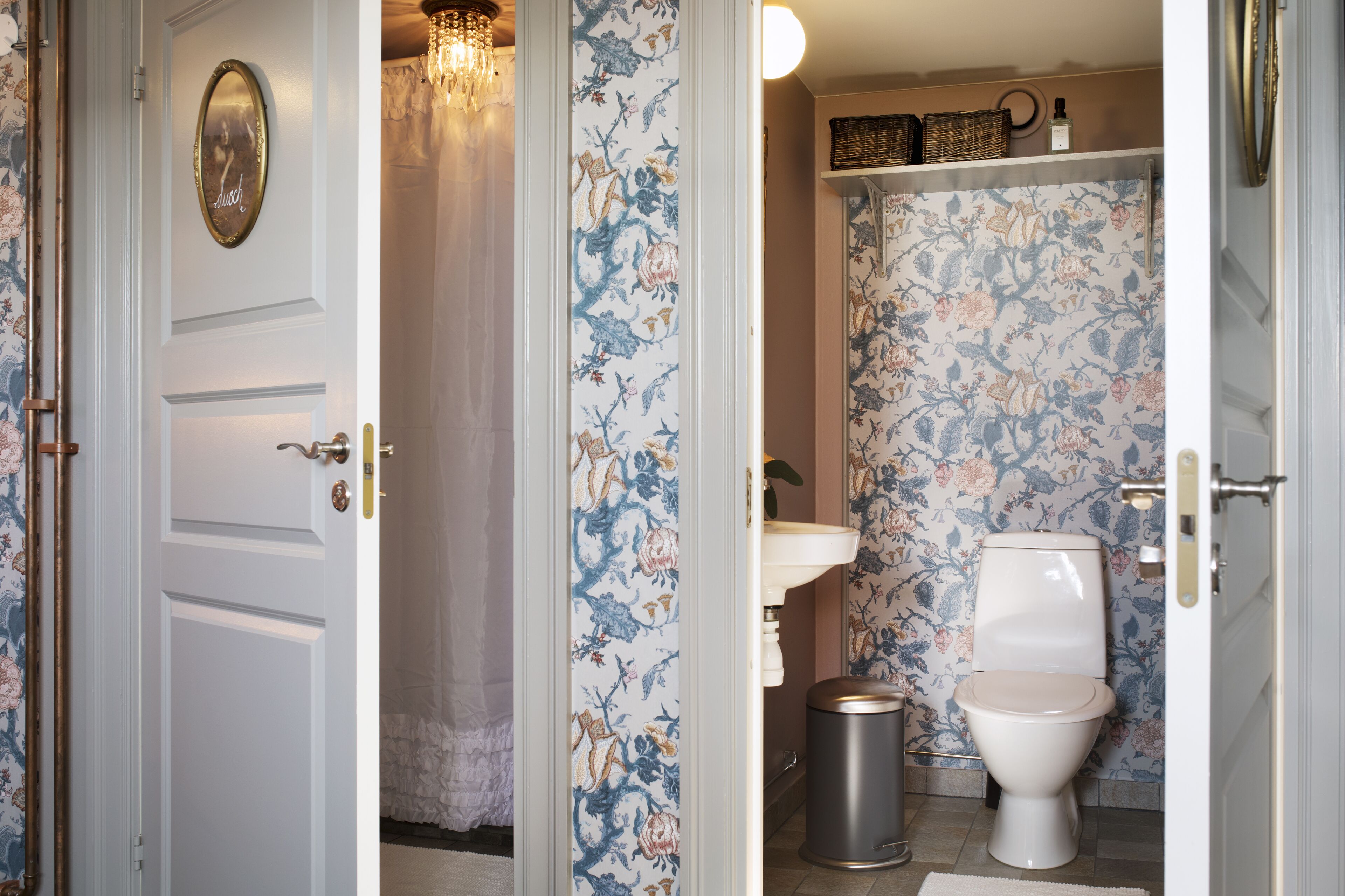 romantic hotel room (basement) | bathroom | shower, towels