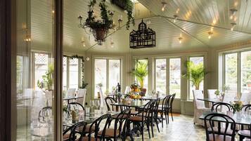 Petit déjeuner servi sur place, vue sur le jardin