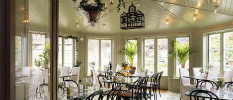 Frühstück, Blick auf den Garten