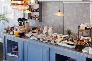 Daily buffet breakfast for a fee - Strandvillan hotell och Bed & breakfast (Lysekil)