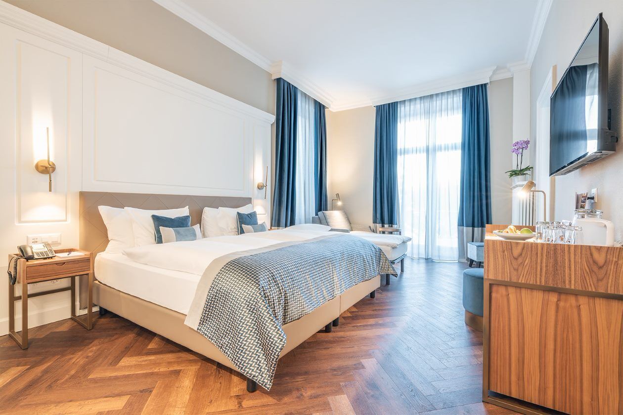 Familierom (Belle Etage) | Minibar, safe på rommet, wi-fi (inkludert) og sengetøy