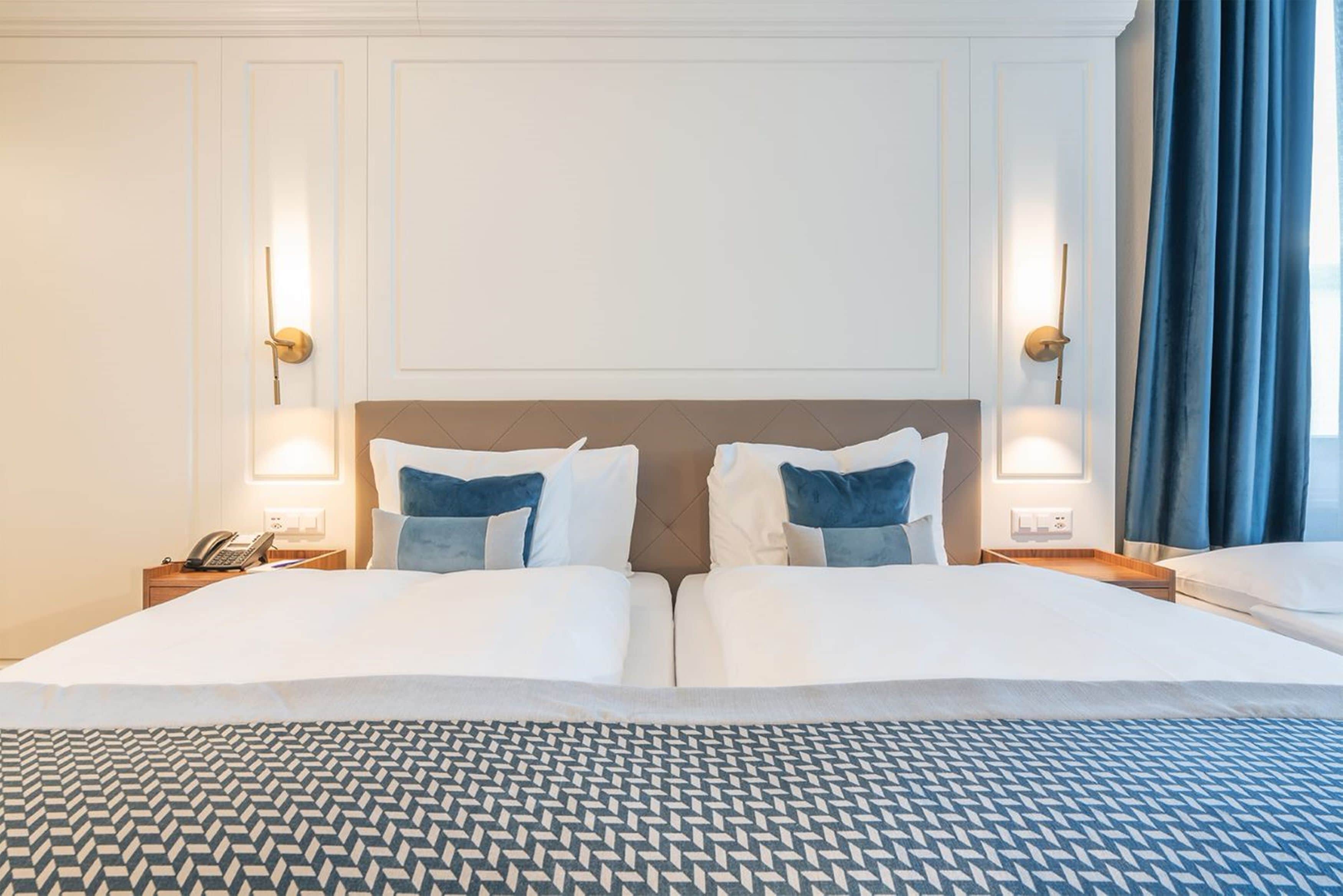 Habitación familiar (Belle Etage) | Minibar, caja de seguridad en la habitación, wifi gratis y ropa de cama 