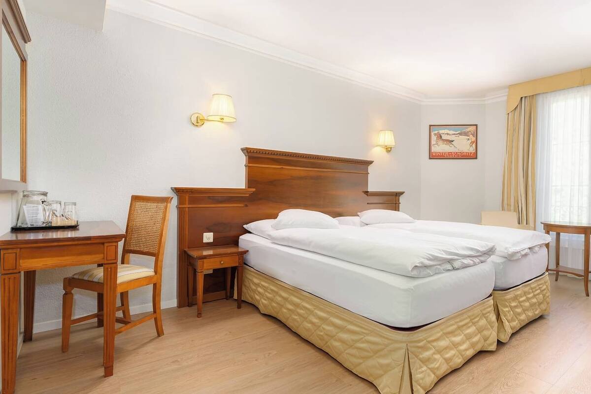 Minibar, in-room safe, WiFi (free), bed sheets