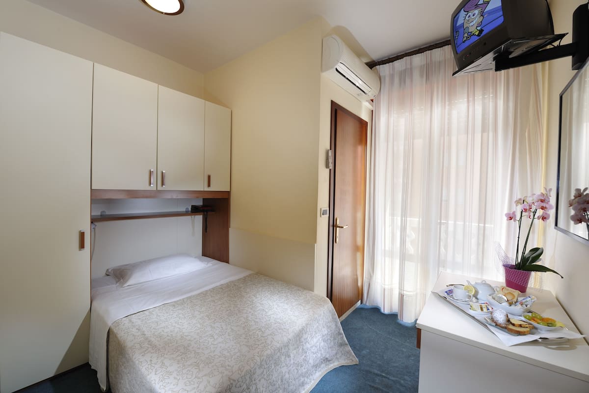 In-room safe, desk, WiFi (free)