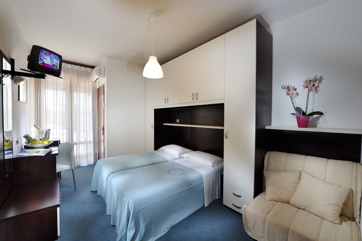 In-room safe, desk, WiFi (free)