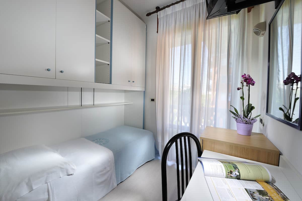 Single Room | In-room safe, desk, WiFi (free)