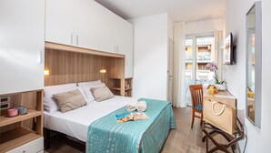 A bedroom with a bed, bedside tables, a desk, a chair, and a TV mounted on the wall. - Danieli (San Michele al Tagliamento)