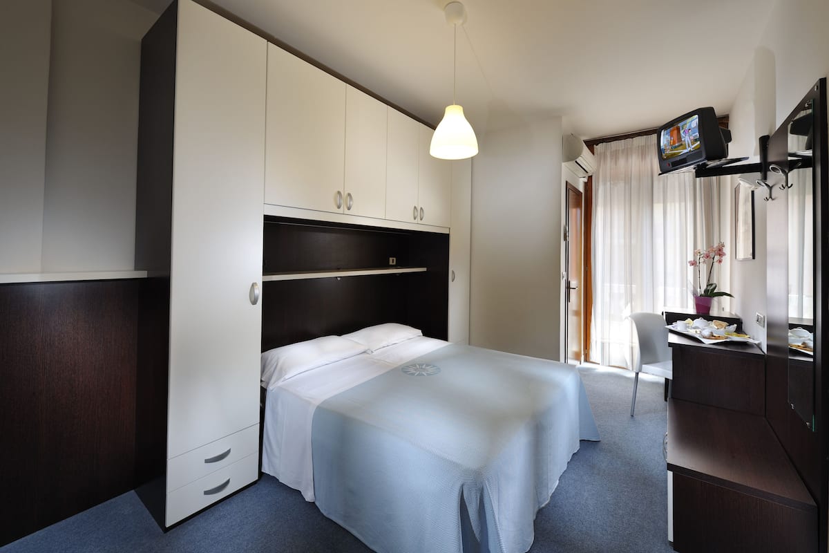 In-room safe, desk, WiFi (free)