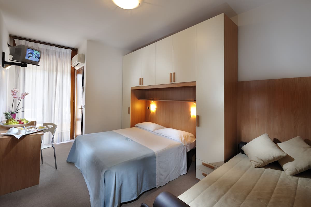 In-room safe, desk, WiFi (free)