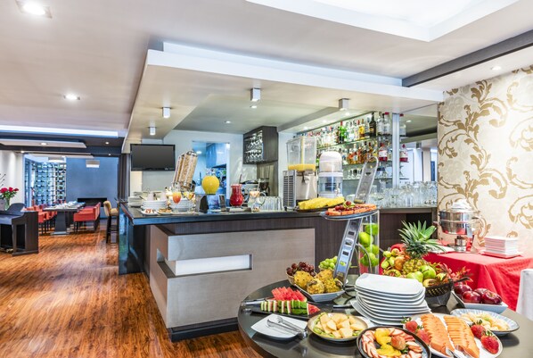 Petit déjeuner et déjeuner servis sur place, spécialités Cuisine fusion