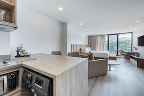 Deluxe Studio Suite, Park View | Premium bedding, down comforters, pillowtop beds, desk - Jazz Apartments Luxury Suites (Bogotá)