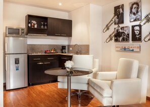 Microwave, espresso maker, griddle - Hotel Jazz Apartments (Bogotá)