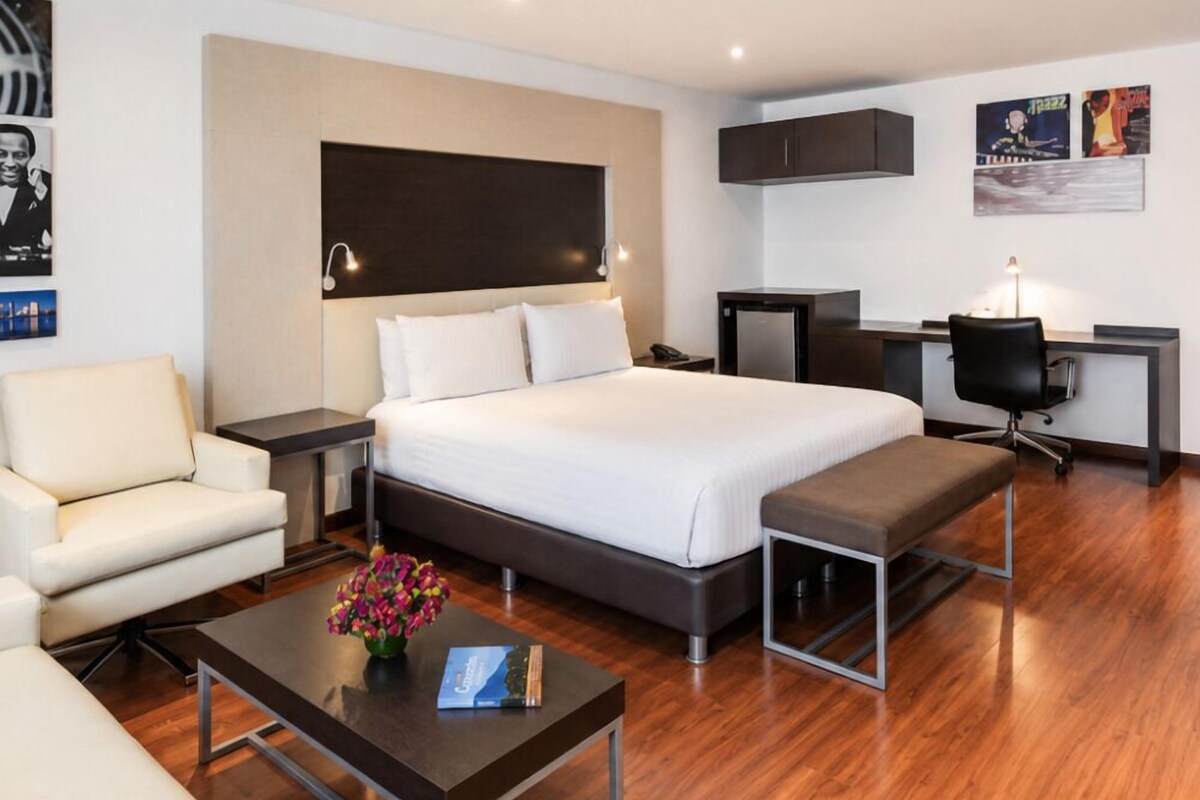 Junior Suite | Premium bedding, down comforters, pillowtop beds, desk