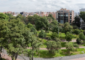 A park with trees and a road. - Jazz Apartments Luxury Suites (Bogotá)