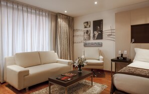 Televisor LED de 42 polzades amb canals per satèl·lit i televisor 