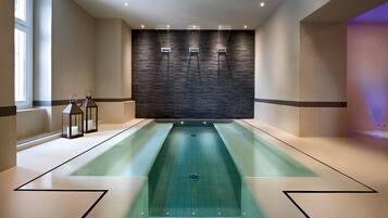 Piscine couverte, chaises longues