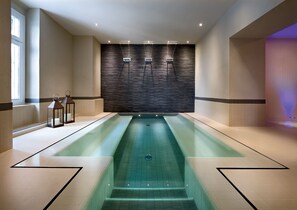 Piscine intérieure, chaises longues