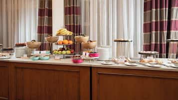 Un buffet proposant une variété de plats et de plats de service.