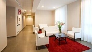 Lobby sitting area - Mosaico Suite (Cesena)