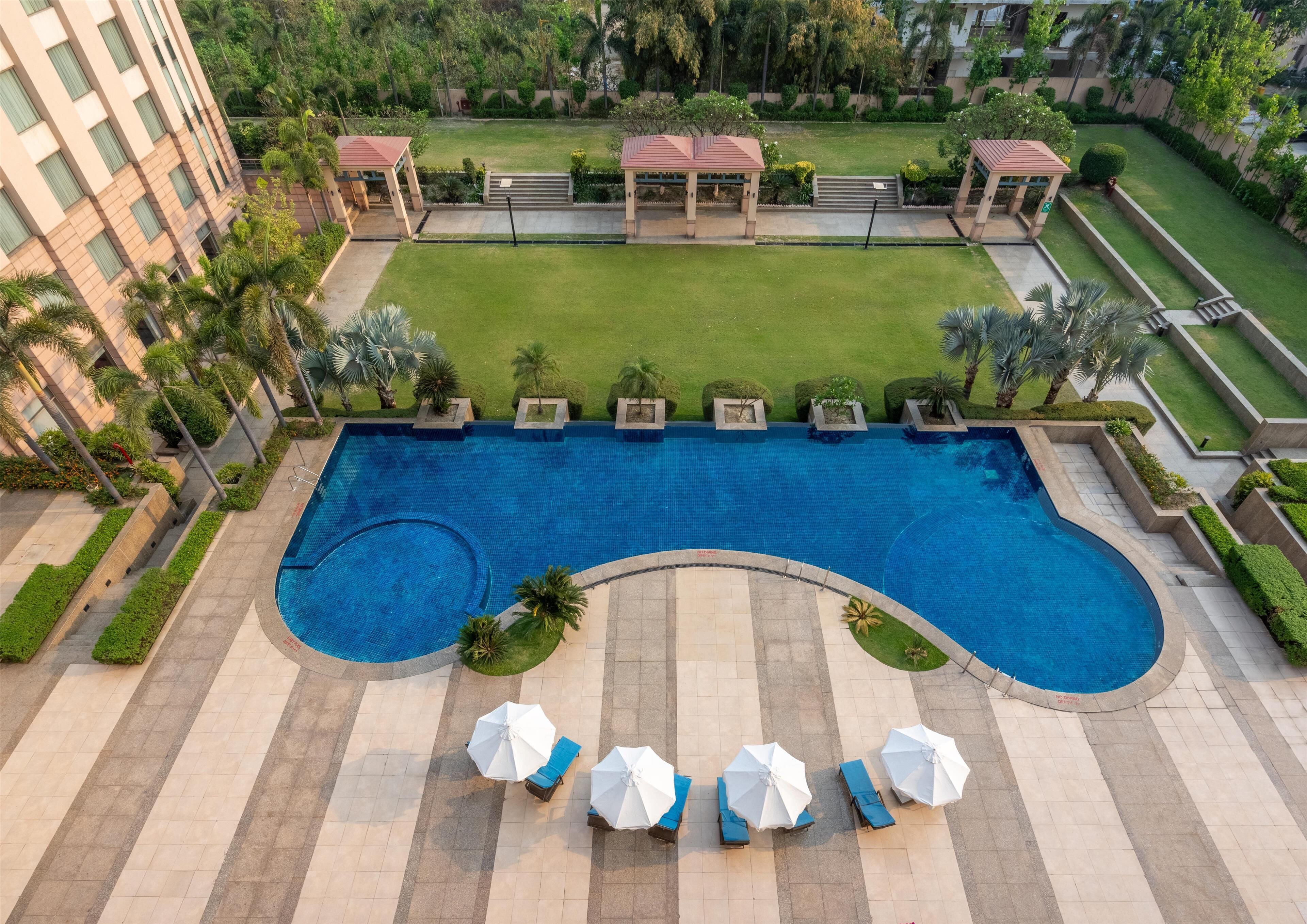 屋外プール、プール パラソル、サンラウンジャー