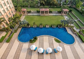 室外游泳池，池畔遮阳伞，日光浴躺椅