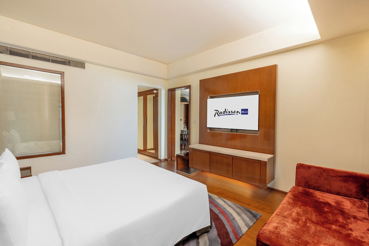 Frette Italian sheets, premium bedding, minibar, in-room safe
