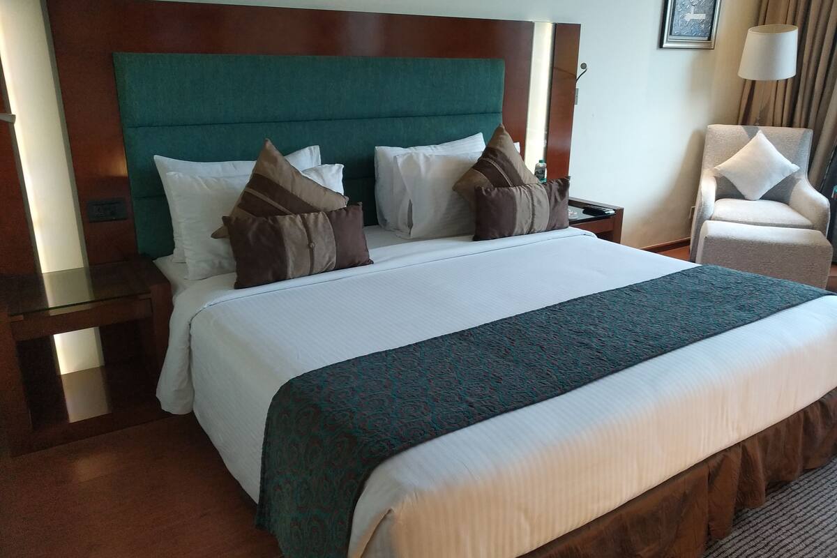 superior room | minibar, in-room safe, desk, laptop workspace