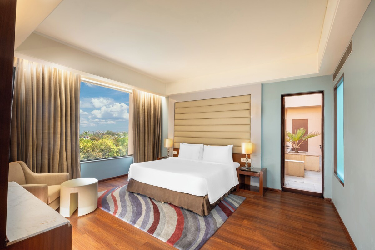 Premier Suite (Metropolis) | Frette Italian sheets, premium bedding, minibar, in-room safe